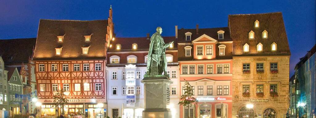 Marktplatz in Coburg beleuchtet bei Nacht.