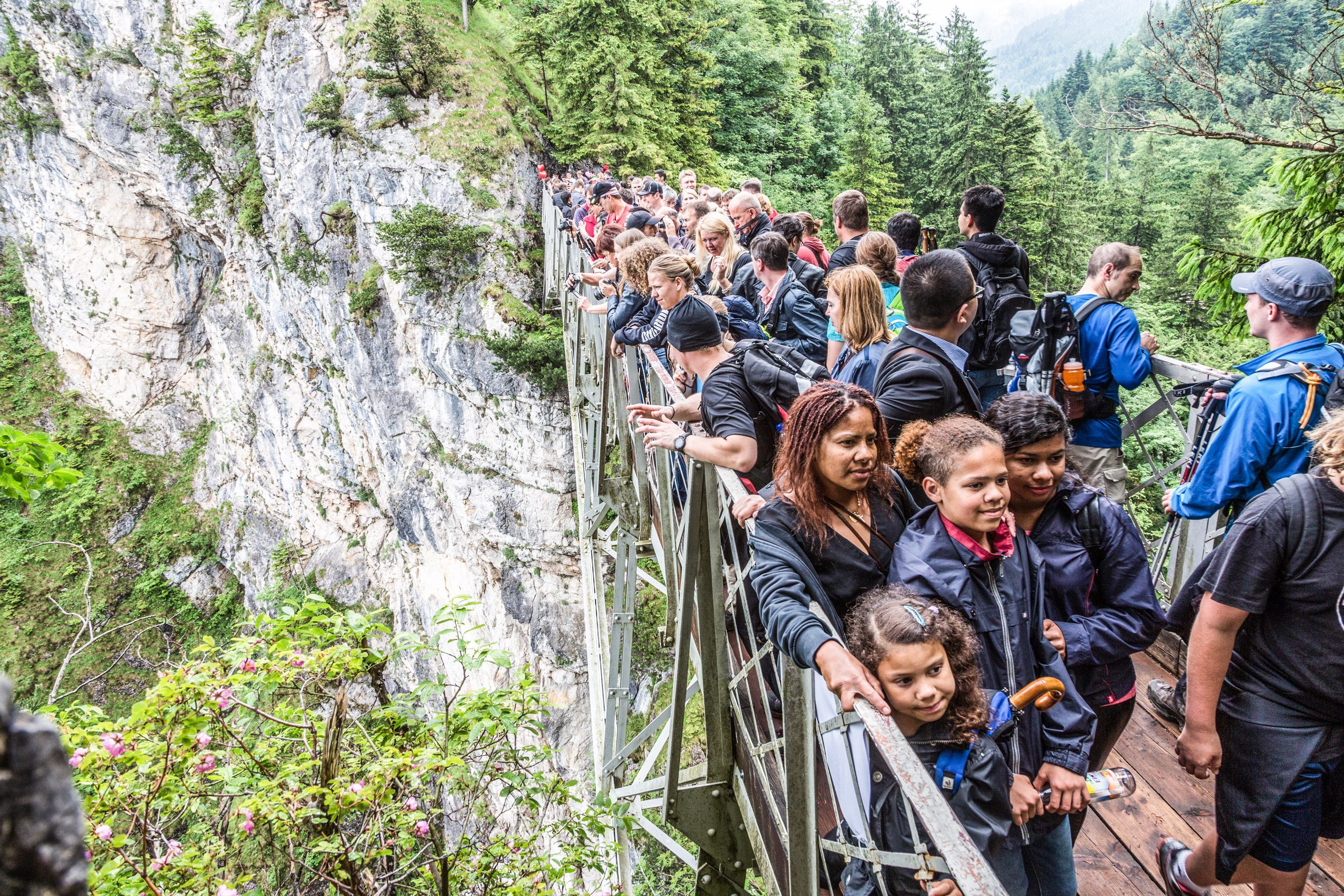 Overtourism an touristischen Hotspots: Ein Blick auf die Brücke, die Aussicht auf Schloss Neuschwanstein bietet.