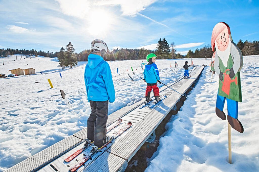 Früh übt sich, was ein Skiprofi werden will: Kinder beim Skifahren.