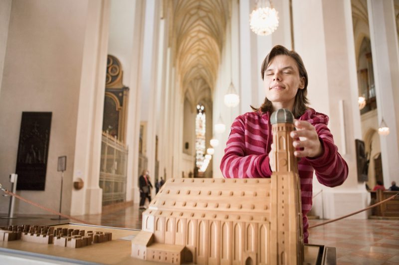 Die blinde Autorin Franziska Sgoff ertastet ein Modell der Frauenkirche.