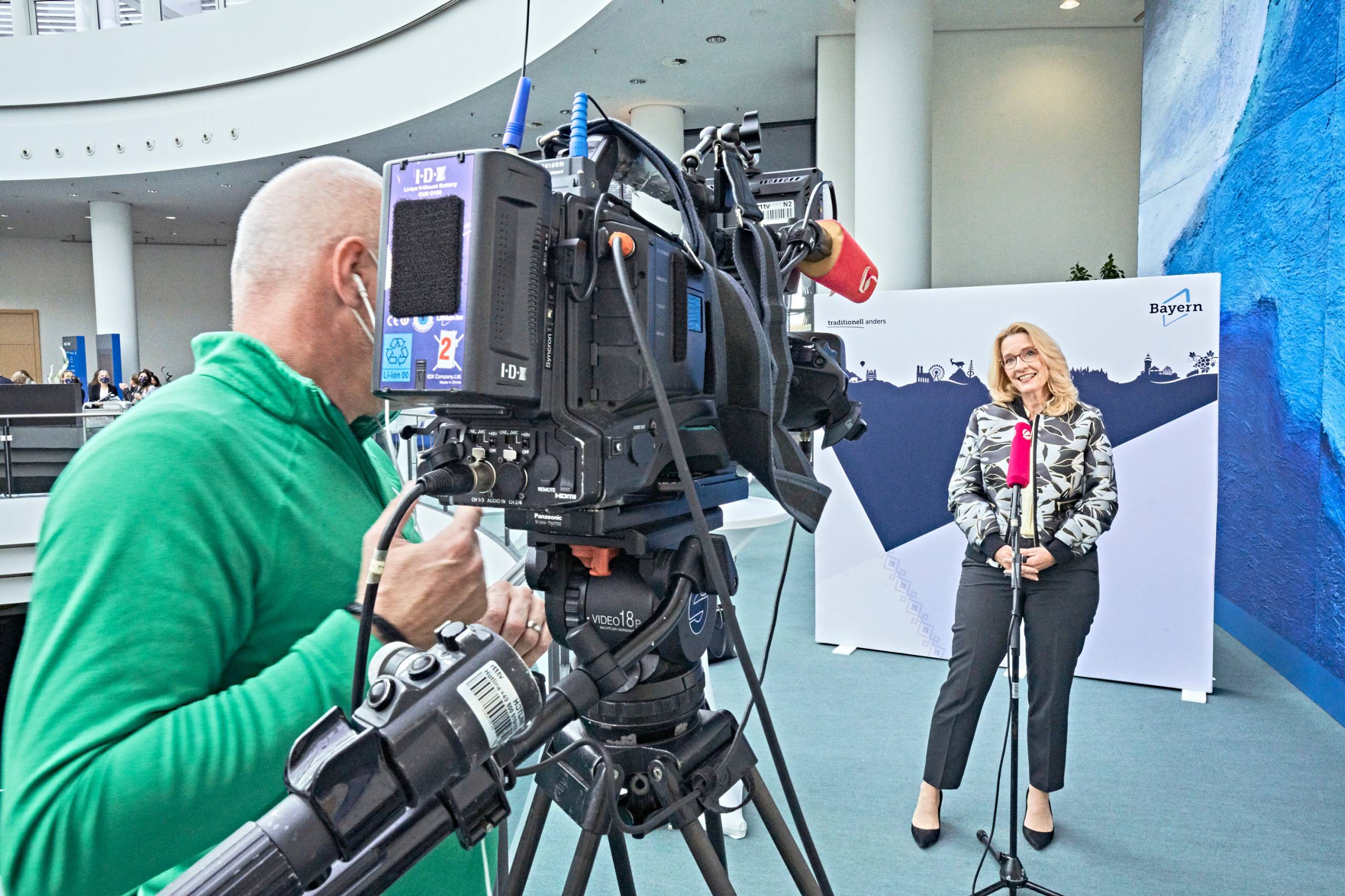 Geschäftsführerin Barbara Radomski beim Fernsehinterview