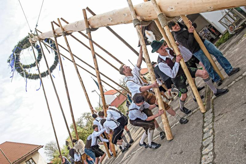 Männer beim Maibaumaufstellen