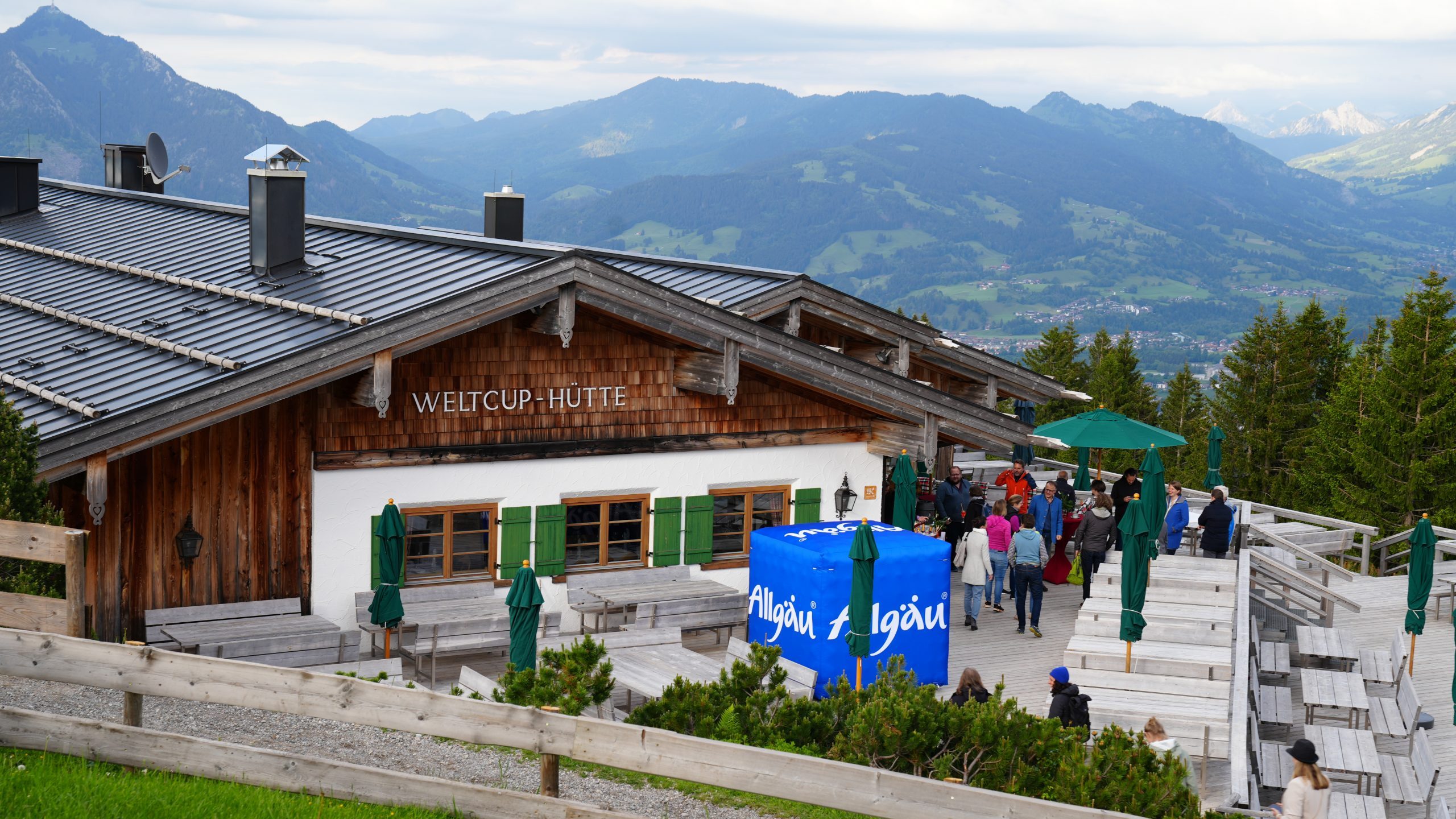 Blick auf die Weltcup-Hütte im Allgäu