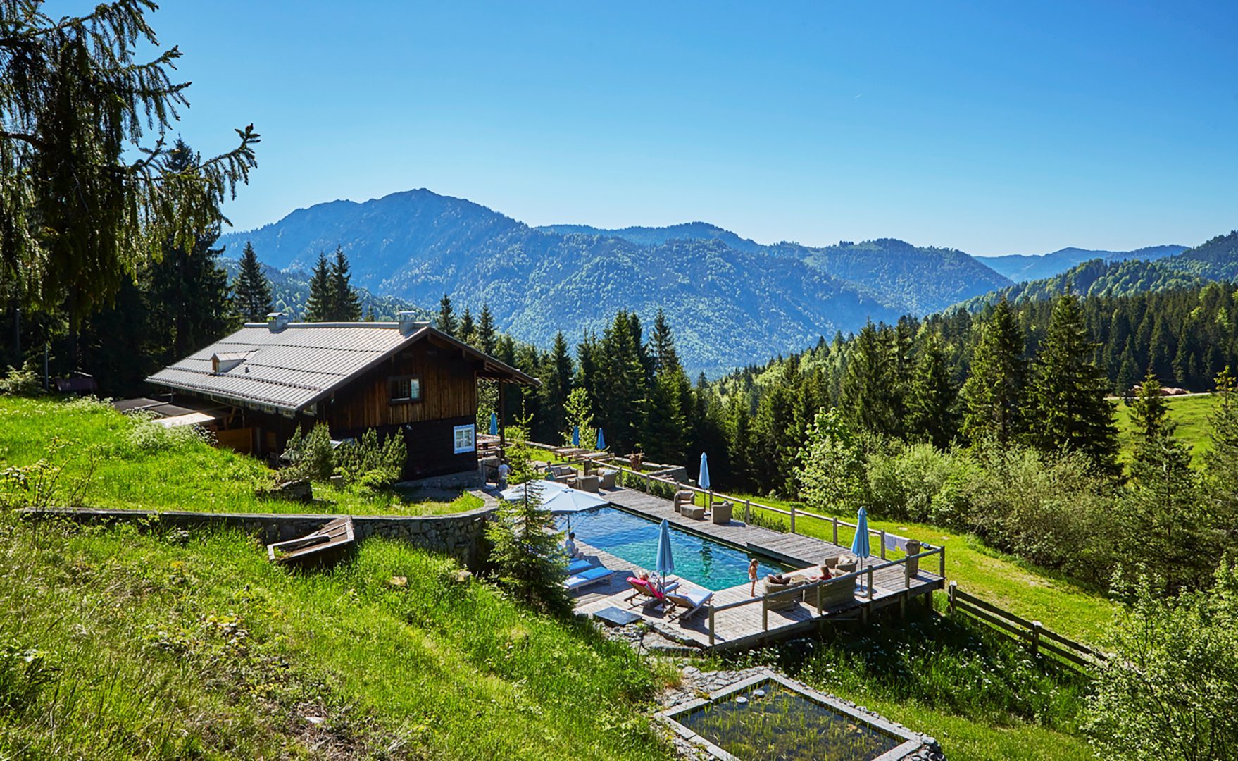 Ein ganz normales Hotel? Der Eindruck täuscht. Im „Almbad Sillberghaus“ finden immer mehr Offsite-Meetings und Coworking-Wochen­enden statt. Auch das „Dorfbad Tannermühl“ (rechts) lässt sich für Tagungen im kleinen Kreis buchen.