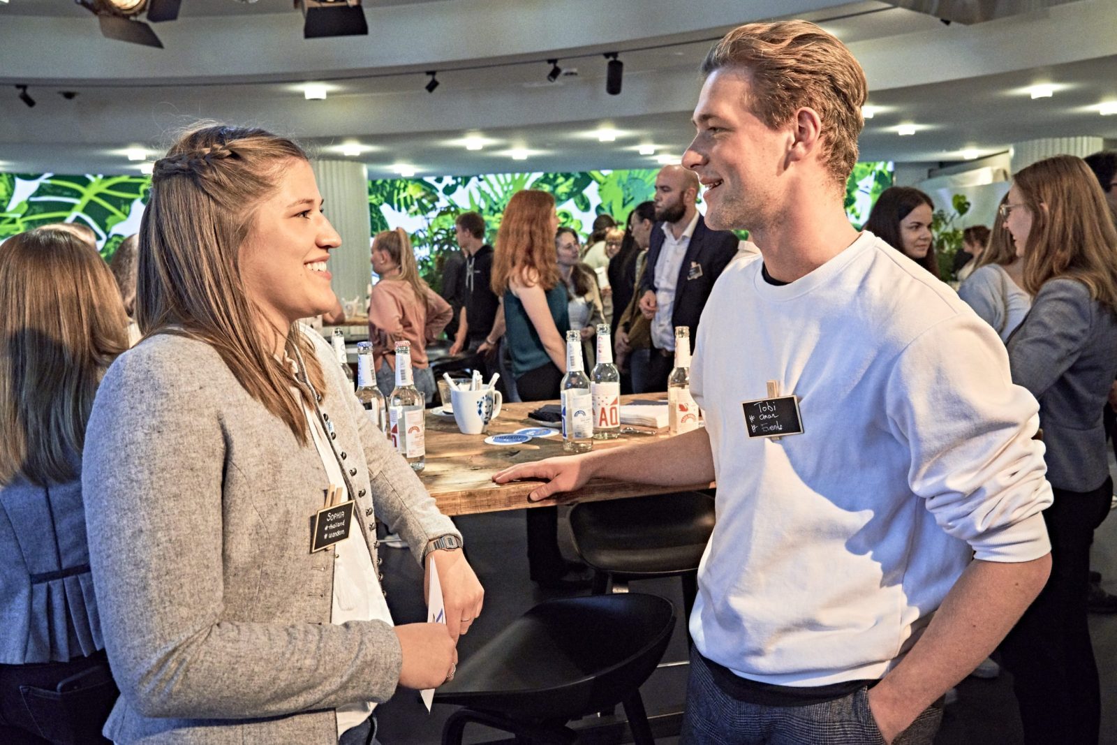 Sophia Buckl von der BayTM im Gespräch bei der Veranstaltung "Tourism Next - Bayerns junges Netzwerk"