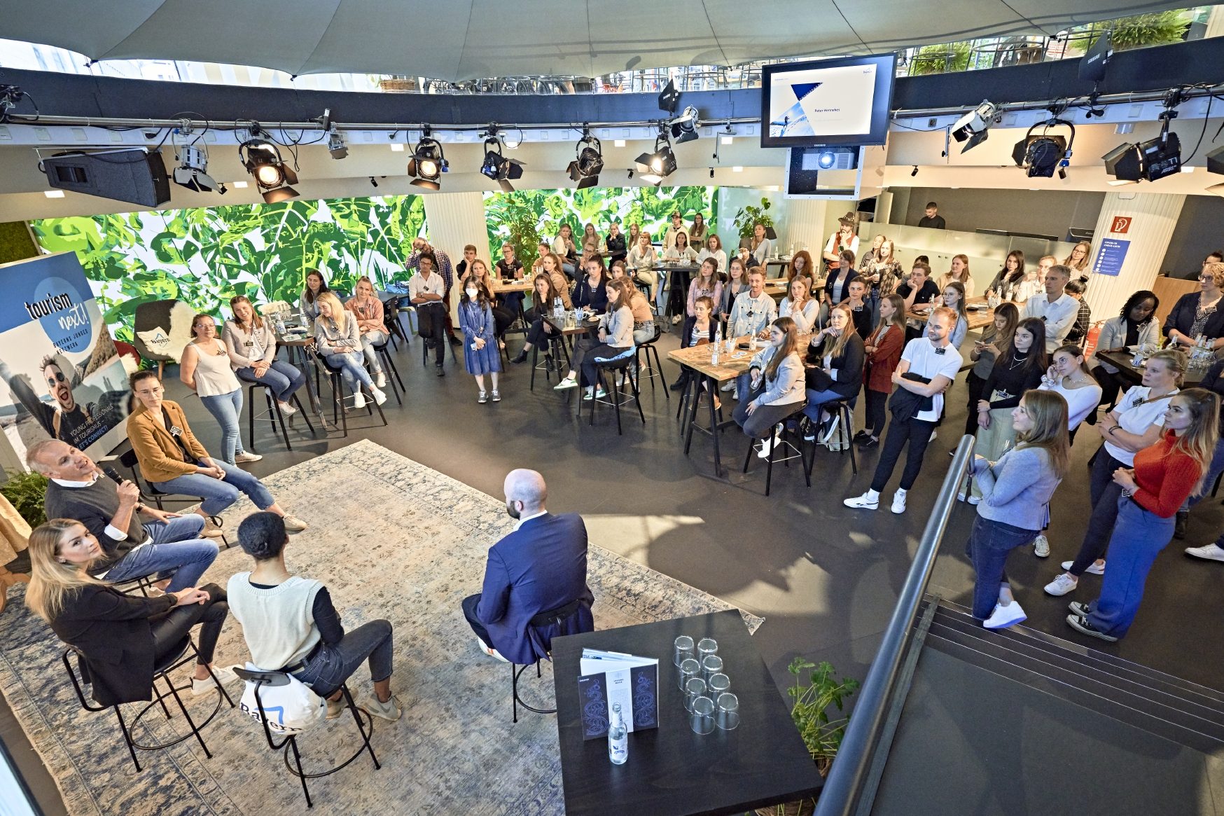 Ein Blick in die Location von "Tourism Next - Bayerns junges Netzwerk" während einer Podiumsdiskussion