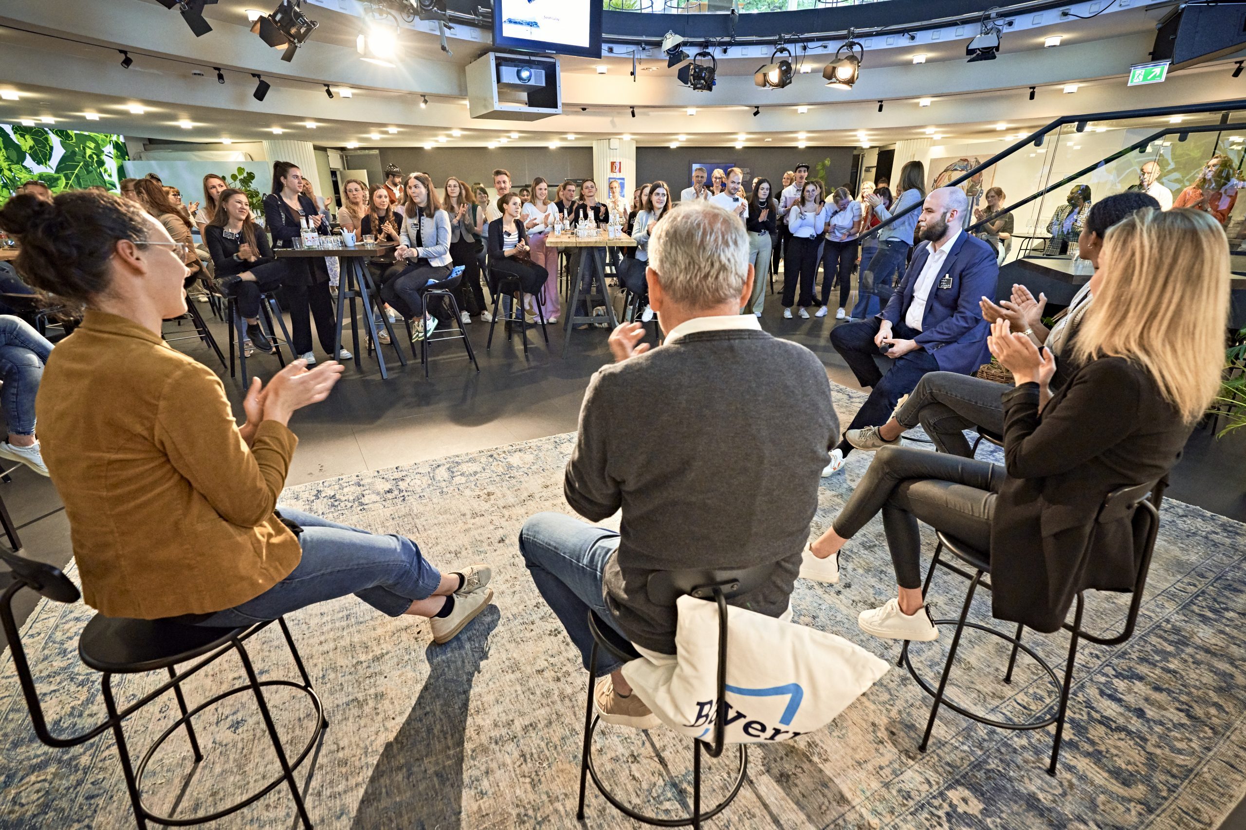 Podiumsdiskussion bei der Veranstaltung "Tourism Next - Bayerns junges Netzwerk"