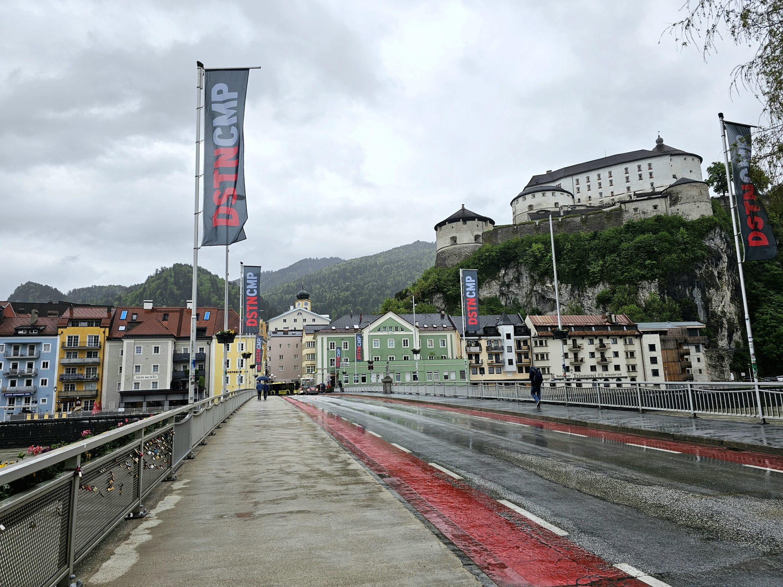 DSTNCMP Fahne neben einer Straße in Kufstein