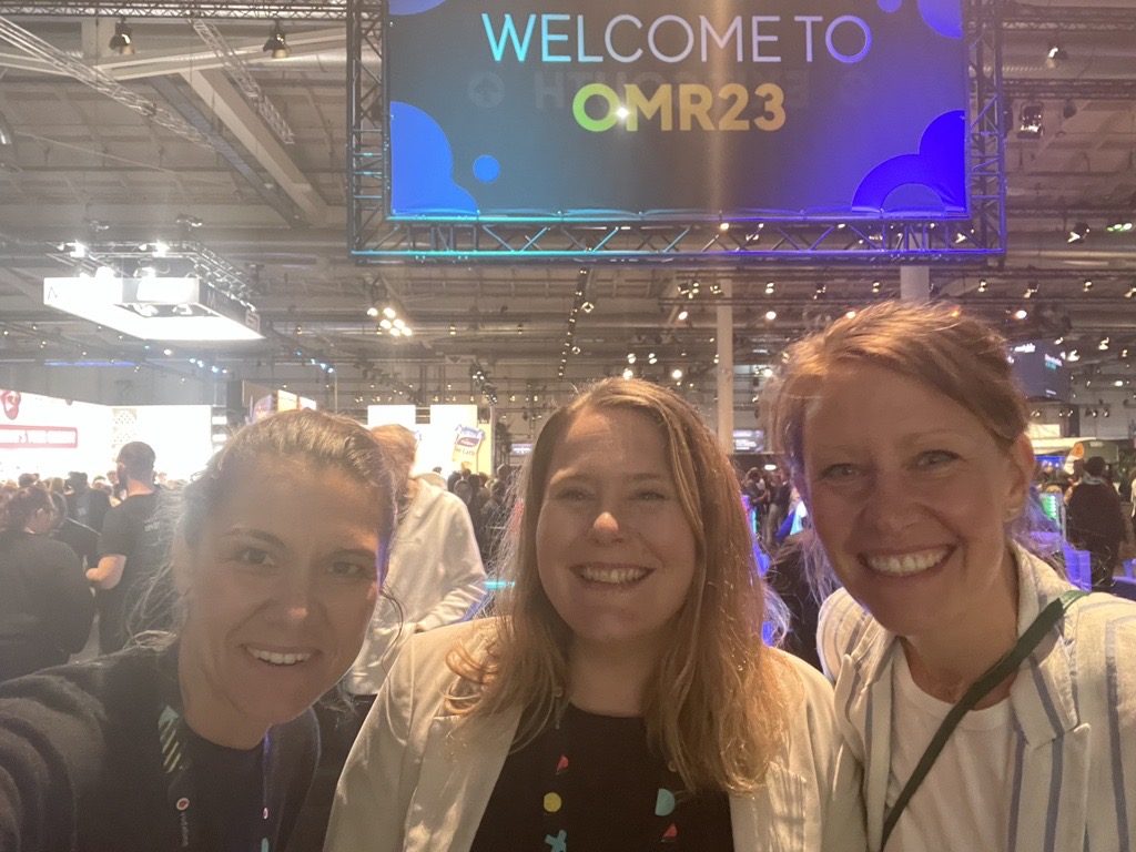 Unsere Kolleginnen Olivia Meurer, Claudia Hinnerkopf und Stephanie Scheuermann bei der OMR 2023.