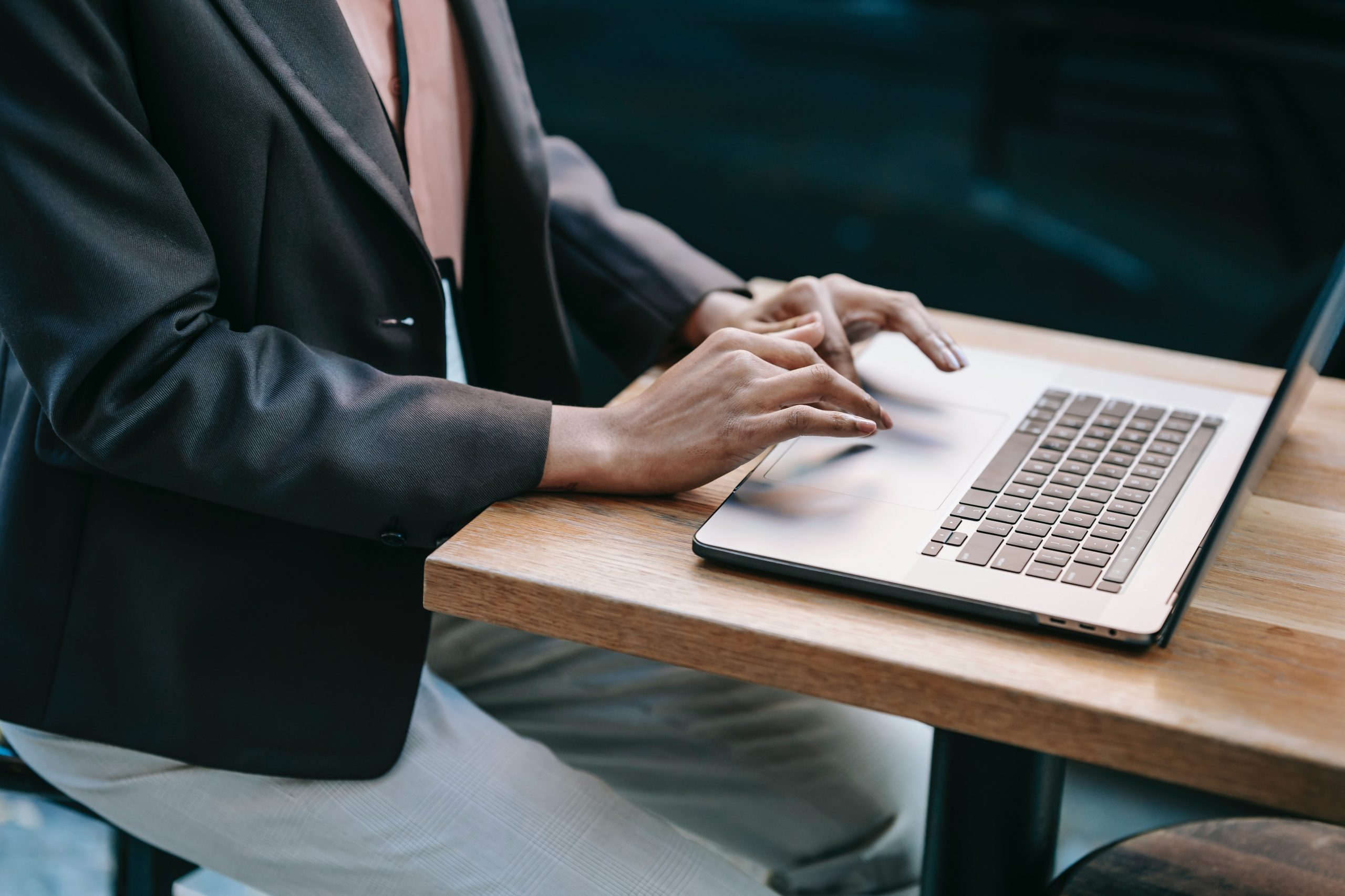 Frau arbeitet an Laptop auf einem Tisch